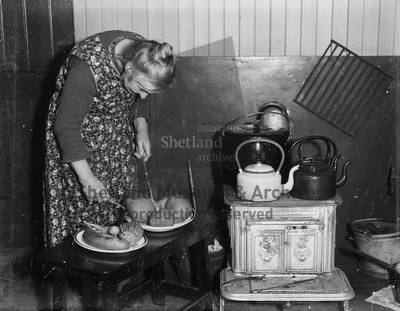 Mrs Jessie Rattar boiling sheeps puddins